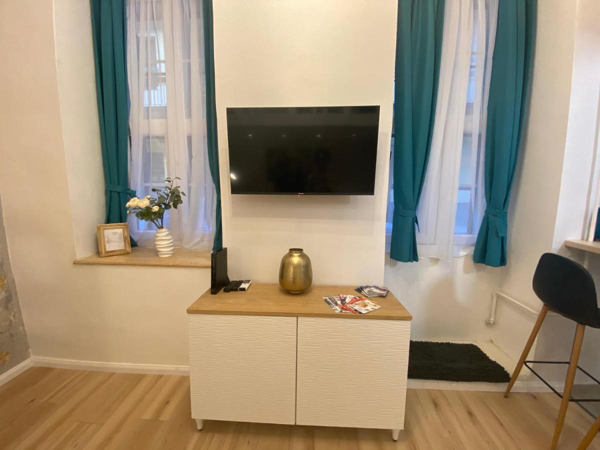 Goldart Design Apartment In The Heart Of Boedapest Buitenkant foto