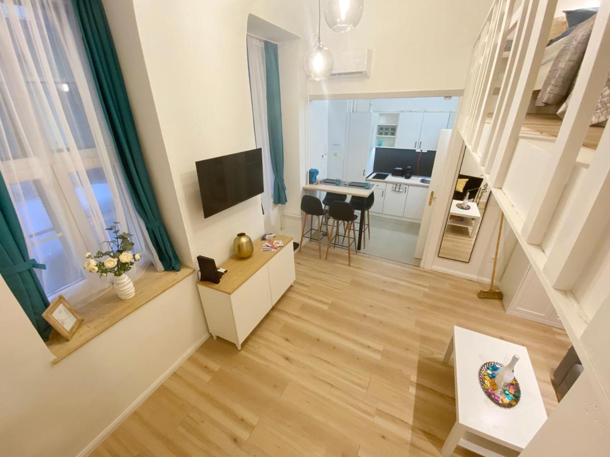 Goldart Design Apartment In The Heart Of Boedapest Buitenkant foto