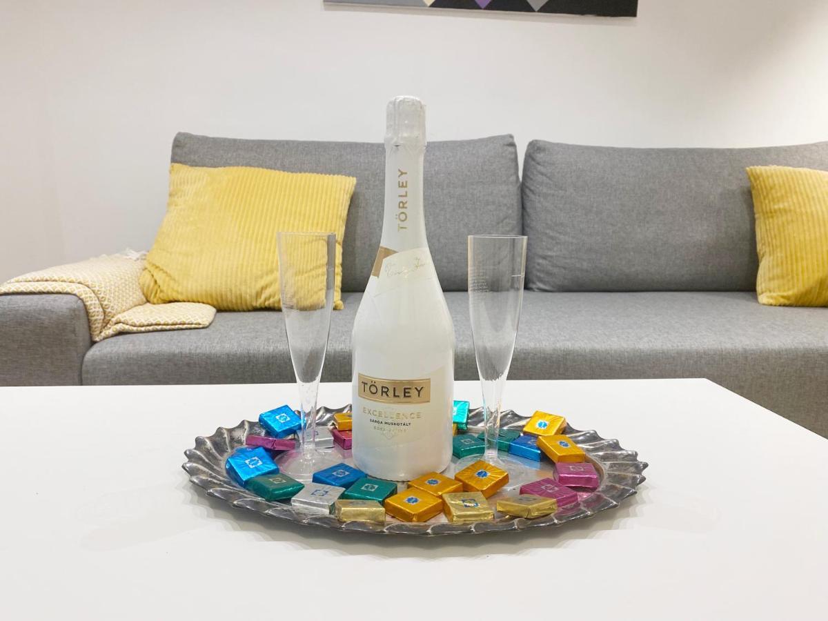Goldart Design Apartment In The Heart Of Boedapest Buitenkant foto