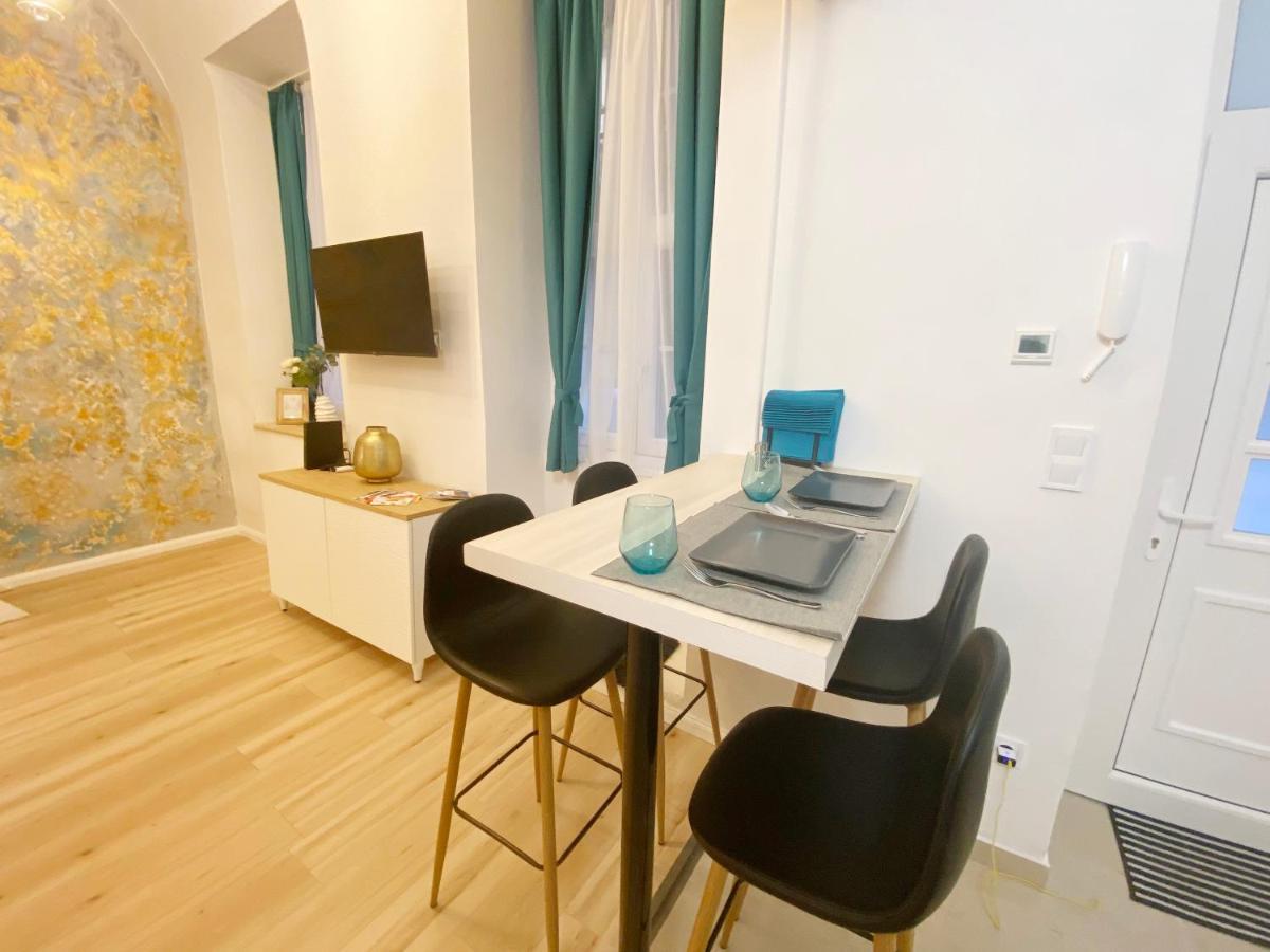 Goldart Design Apartment In The Heart Of Boedapest Buitenkant foto