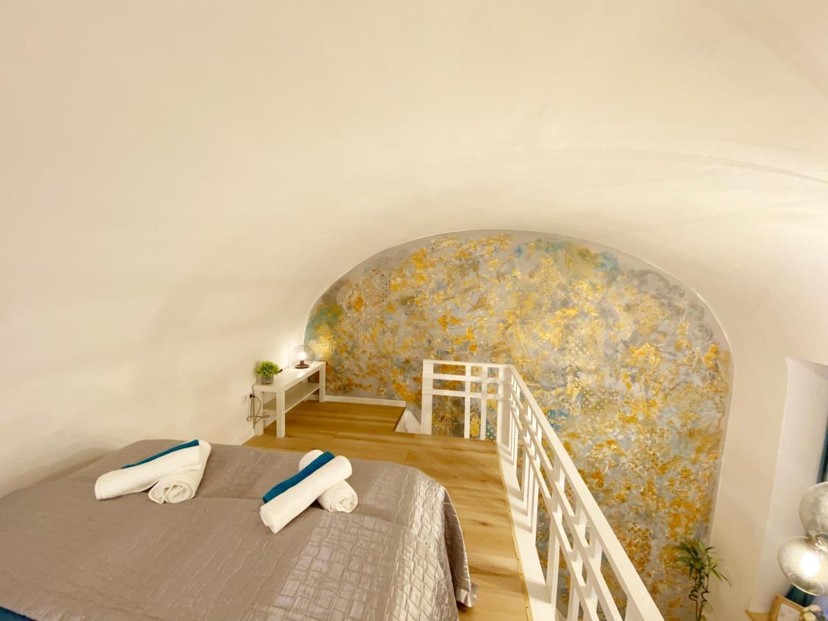 Goldart Design Apartment In The Heart Of Boedapest Buitenkant foto